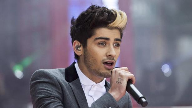 Verließ die Band: Teenieschwarm Zayn Malik Zayn Malik singt mit einem Mikrofon in der Hand.