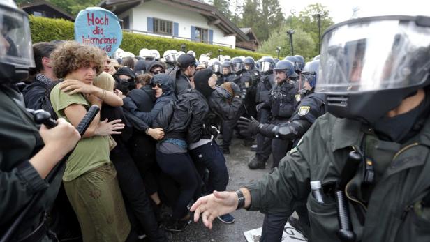 Bei einer Demonstration kommt es zu Auseinandersetzungen zwischen Demonstranten und der Polizei.