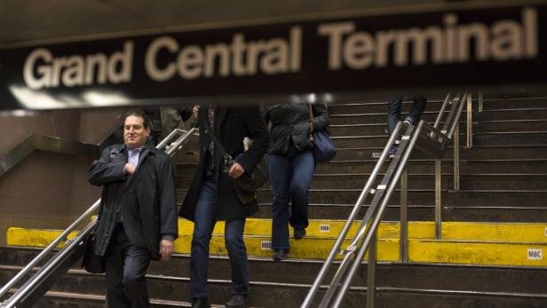 Menschen steigen die Treppe in der Grand Central Station hinauf.