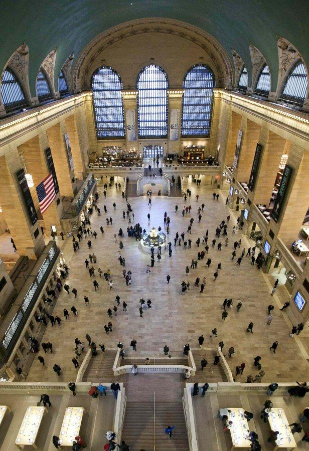 Ein Blick von oben auf die Grand Central Terminal in New York mit vielen Menschen.