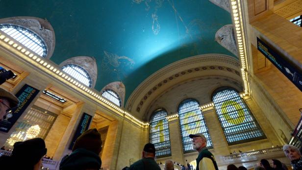 Blick auf die astronomische Deckengemälde in der Grand Central Station in New York.