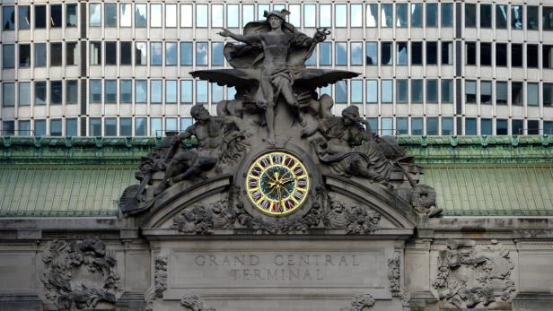 Die Fassade des Grand Central Terminals mit Skulpturen und einer Uhr.