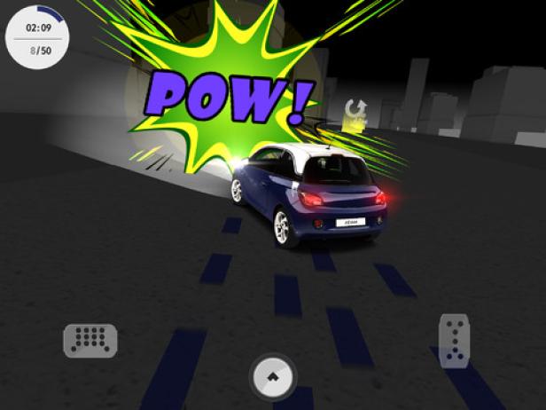 Ein blauer Kleinwagen fährt auf einer dunklen Straße mit einem „Pow!“-Comic-Effekt.