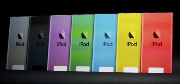Eine Reihe von verschiedenfarbigen iPods der Marke Apple stehen nebeneinander.