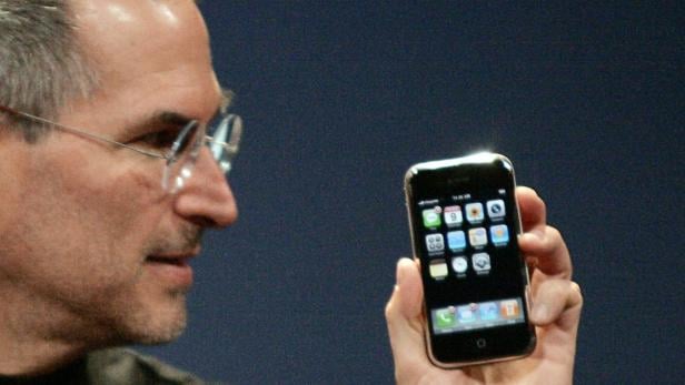 Steve Jobs präsentiert das erste iPhone.