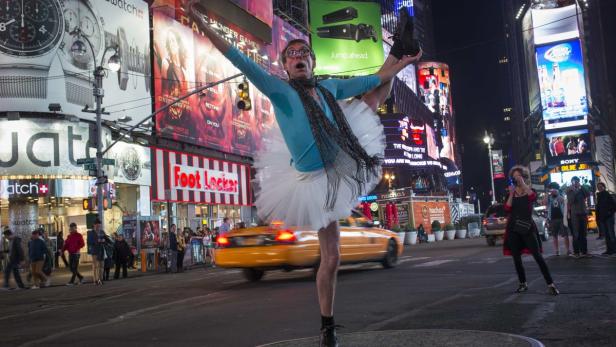 Ein Mann im Tutu posiert auf dem Times Square in New York.