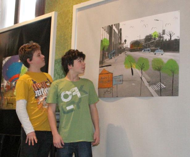 Zwei Jungen betrachten ein Straßenbild mit Kebab-Imbissbuden.