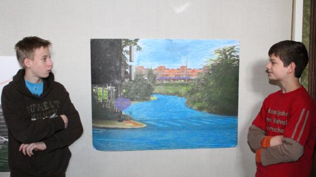 Zwei Jungen stehen vor einem farbenfrohen Landschaftsgemälde.