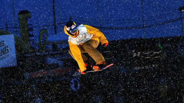 Ein Snowboarder springt in der Luft während eines Wettbewerbs.