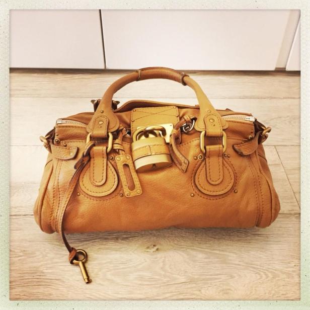 Tasche… Kanzler-Gattin verkauft Designer-Kleider im Netz