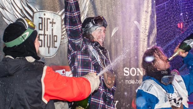 Snowboarder feiern einen Sieg mit Champagner beim Air + Style Event.