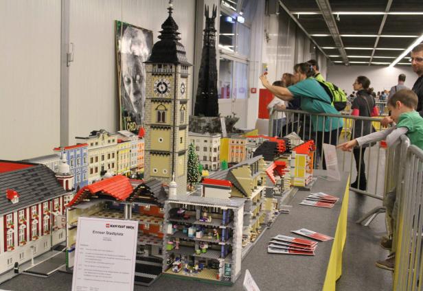 Eine LEGO-Nachbildung des Ennser Stadtplatzes mit Stadtturm und dem Turm von Barad-dûr im Hintergrund.