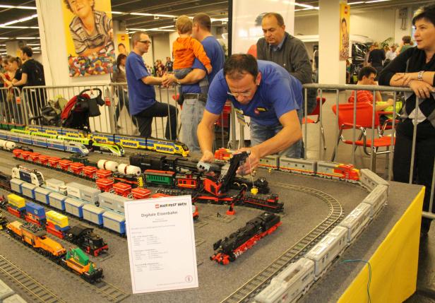 Ein Mann hantiert an einer digitalen Lego-Eisenbahn auf der „Kids Fest Wien“.
