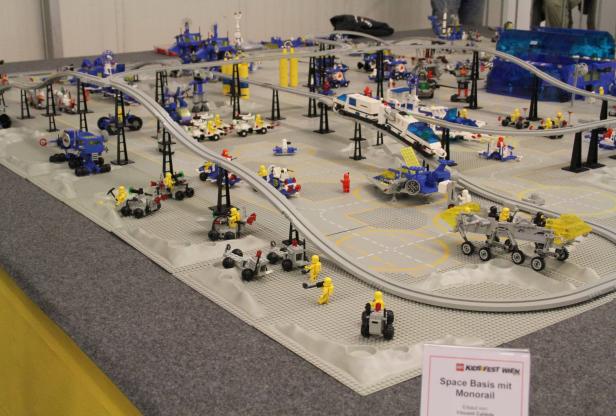 Eine Lego-Weltraumstation mit Monorail und verschiedenen Fahrzeugen.
