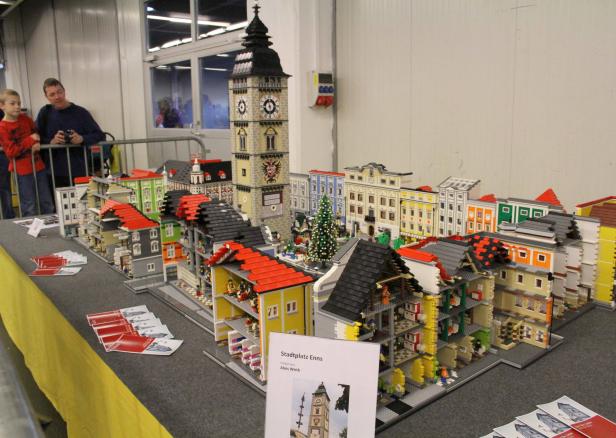 Ein Lego-Modell des Stadtplatzes Enns mit Rathaus und bunten Häusern.