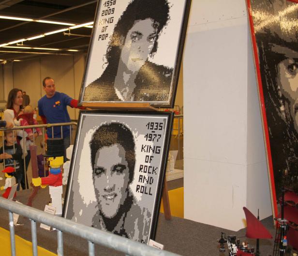 Porträts von Michael Jackson und Elvis Presley, dargestellt aus Legosteinen.