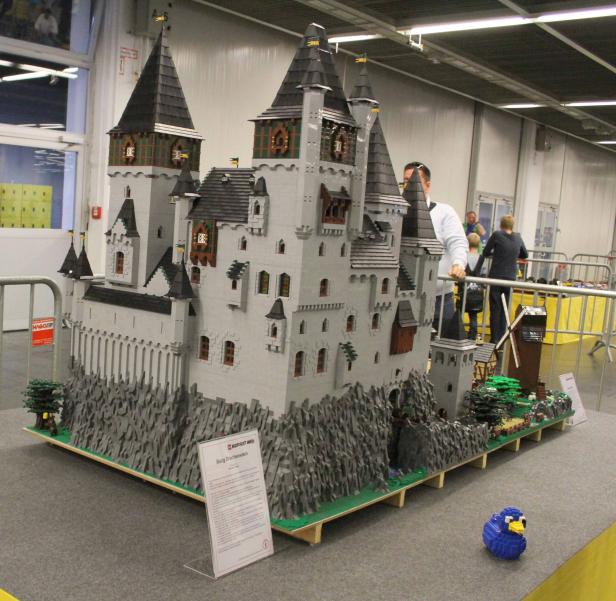 Ein detailreiches Modell von Burg Drachenstein, gebaut aus Legosteinen.