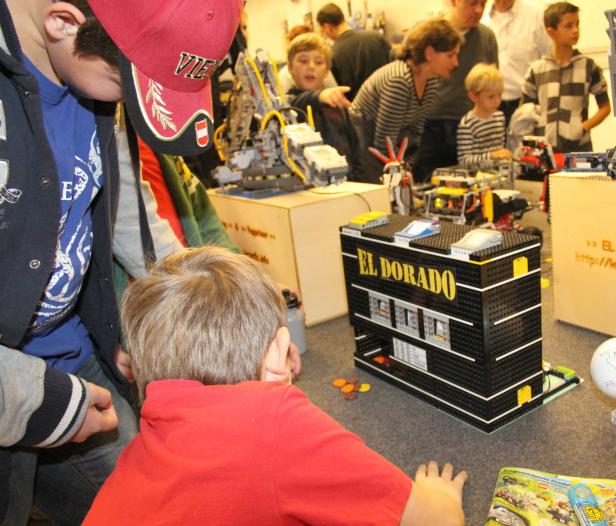 Kinder betrachten ein Lego-Modell des „El Dorado“-Gebäudes auf einem Tisch.