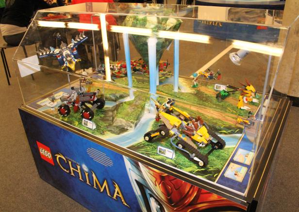 Ein Diorama mit verschiedenen Lego Legends of Chima Sets in einer Vitrine.