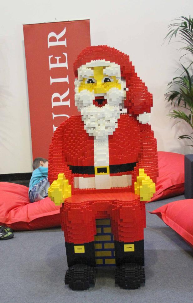 Eine lebensgroße Weihnachtsmann-Figur aus Legosteinen.