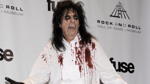 Alice Cooper mit blutverschmiertem Hemd bei einer Veranstaltung der Rock and Roll Hall of Fame.
