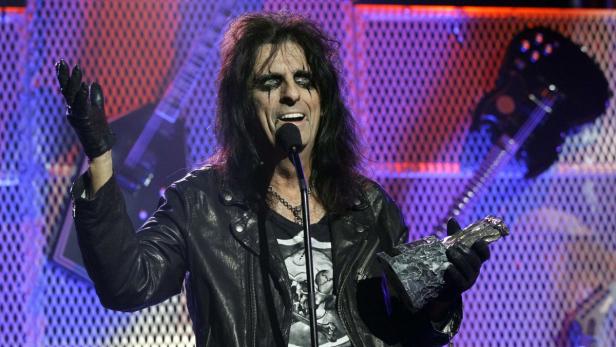 Alice Cooper hält eine Auszeichnung auf der Bühne.
