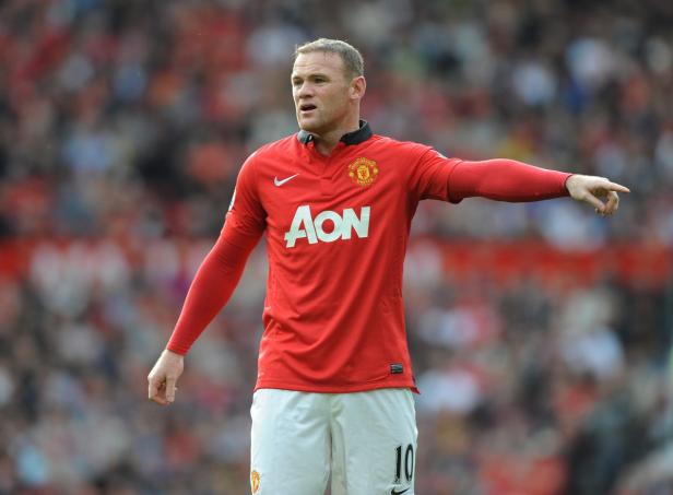 Wayne Rooney im Trikot von Manchester United zeigt mit dem Finger in eine Richtung.