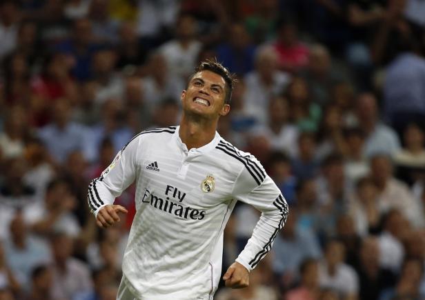 Cristiano Ronaldo im Trikot von Real Madrid jubelt auf dem Spielfeld.
