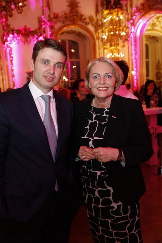 Michael Tillian (CEO Die Presse) mit Eva-Maria Hochhauser, Generalsekretärin der Wirtschaftskammer Österreich. (c: die presse) Ein Mann im Anzug und eine Frau in einem gemusterten Kleid posieren für ein Foto.