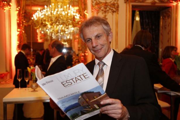 Rudolph Kreuzberger, Organisator der Uhrenausstellung Viennatime. (c: diepresse) Ein Mann im Anzug liest eine Ausgabe von „Luxury Estate“ auf einer Veranstaltung.