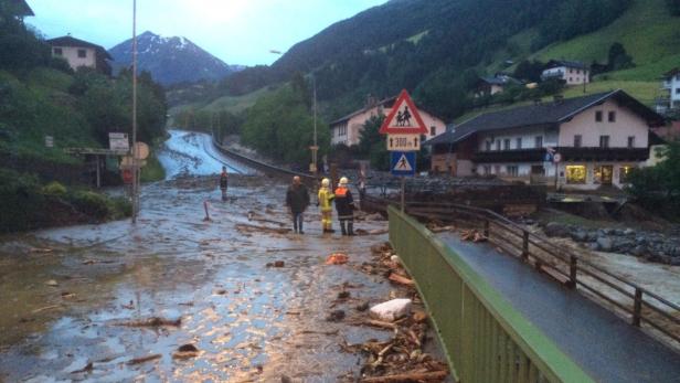 Aufräumarbeiten nach den Unwettern in Tirol