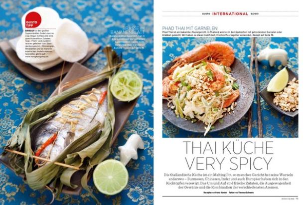 Ein Teller mit Brasse im Bananenblatt und ein Teller mit Phad Thai mit Garnelen.
