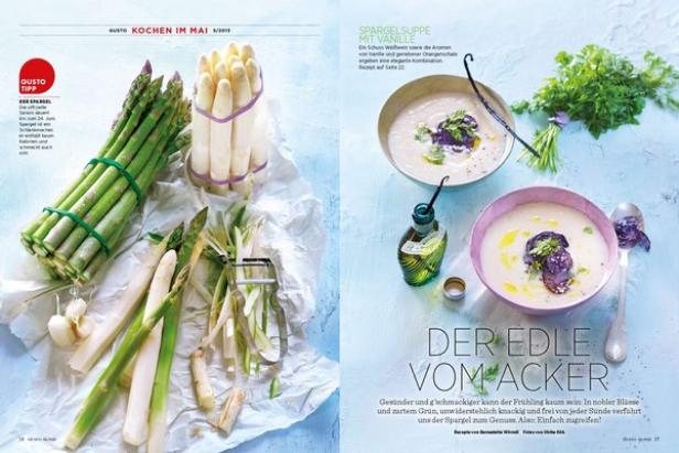 Ein aufgeschlagenes Kochbuch zeigt ein Rezept für Spargelsuppe mit Vanille.
