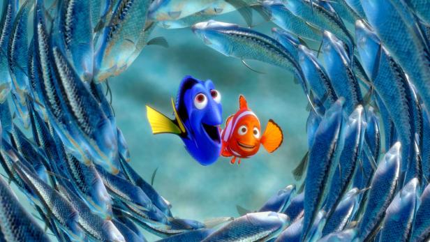 Dorie und Nemo schwimmen inmitten eines Schwarms blauer Fische.