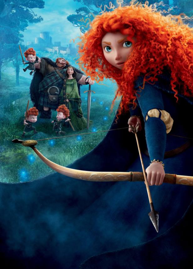 Merida, die schottische Bogenschützin aus dem Film „Brave – Legende der Highlands“, zielt mit Pfeil und Bogen.