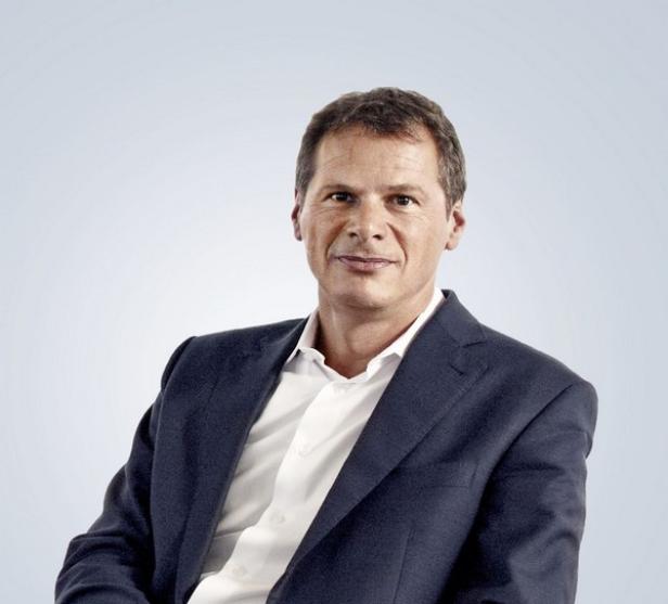 Georg Mascolo, abgehender Spiegel-Chefredakteur. (c: spiegel gruppe) Ein Mann mit dunklem Haar trägt ein dunkles Sakko und ein weißes Hemd.