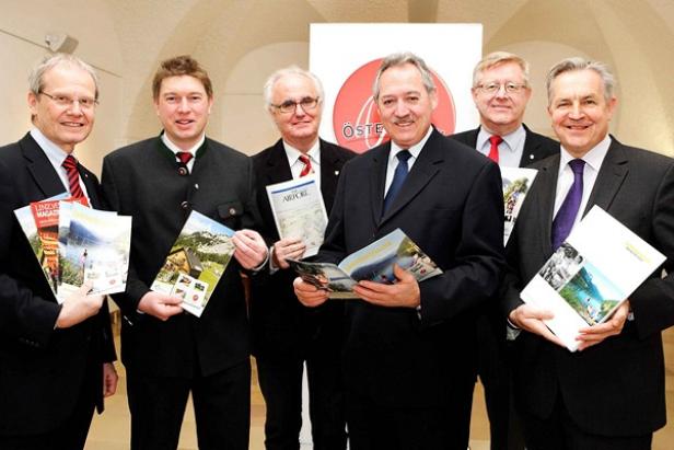 Karl Pramendorfer (Oberösterreich Tourismus), Herbert Gösweiner (Pyhrn-Priel), Manfred Grubauer (Linz), Wirtschafts- und Tourismuslandesrat Viktor Sigl, Friedrich Bernhofer (Donau OÖ), Johann Panhuber (Salzkammergut; v.l.n.r.; c: land oö - kauder) Eine Gruppe von Männern präsentiert Broschüren mit österreichischen Tourismusmotiven.