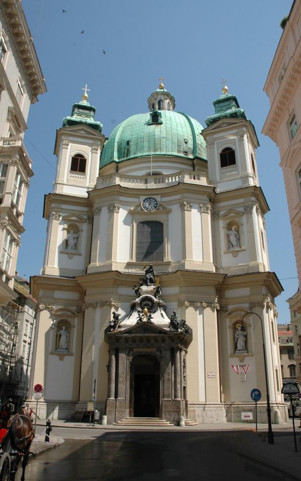 Die Peterskirche in Wien mit ihrer markanten grünen Kuppel.