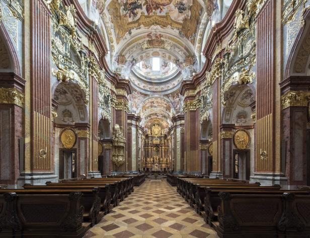 Innenansicht der reich verzierten Stiftskirche Dürnstein mit goldenen Akzenten.