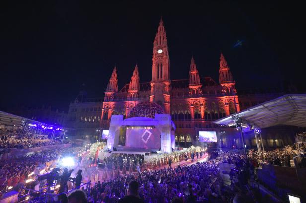 Das Wiener Rathaus dient als Kulisse für eine abendliche Veranstaltung mit großem Publikum.