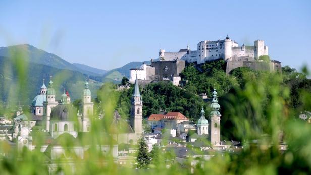 Die Festung Hohensalzburg thront über der Stadt Salzburg.