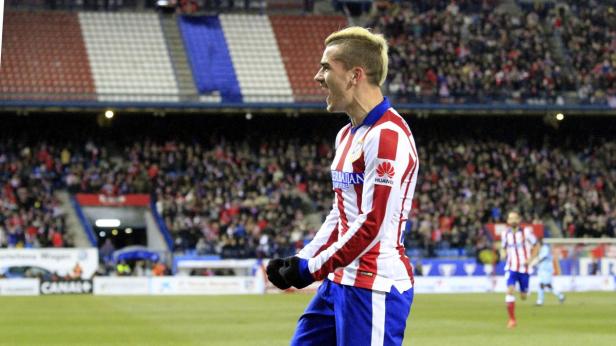 Antoine Griezmann jubelt auf dem Spielfeld im Trikot von Atlético Madrid.