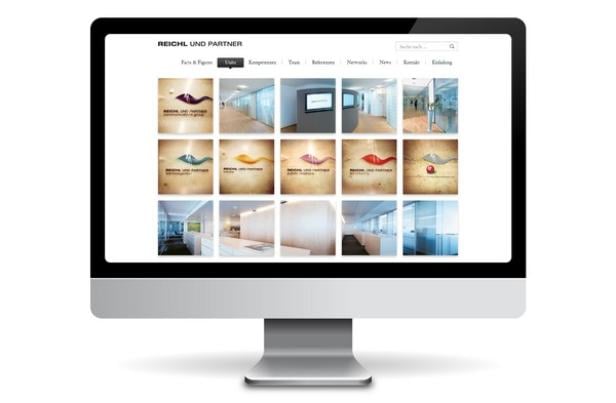 ReichlundPartner.com nach dem Relaunch Ein Computermonitor zeigt die Webseite von Reichl und Partner.