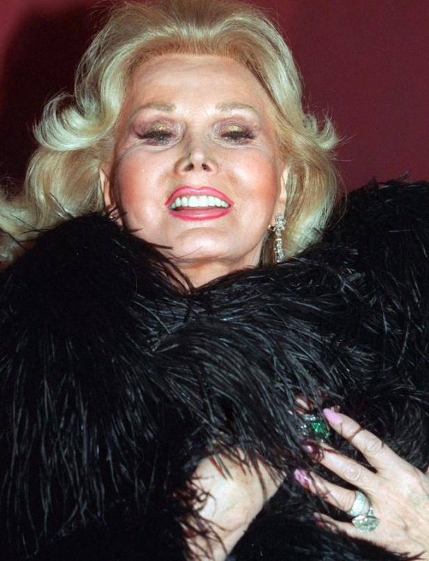 Zsa Zsa Gabor mit blonden Haaren und einem schwarzen Federboa.