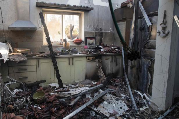 Eine zerstörte Küche mit Trümmern und Brandschäden.