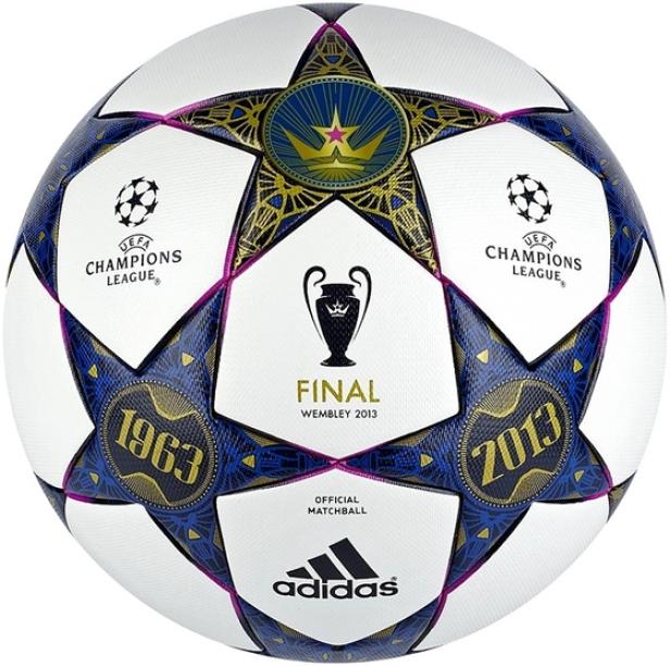 Ein Fußball mit dem Aufdruck „UEFA Champions League Finale Wembley 2013“.