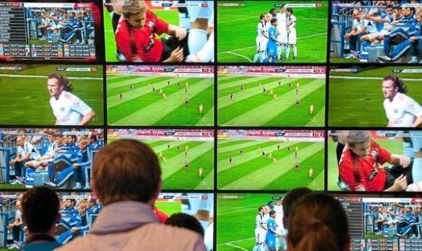 Fussball bringt im März ATV und Puls 4 Quoten und Marktanteile. (c: mv-online.de) Mehrere Bildschirme zeigen verschiedene Fußballspiele.