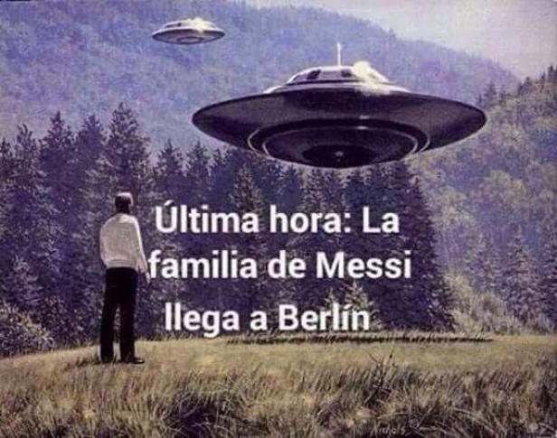 Ein Mann beobachtet zwei fliegende Untertassen über einer Waldlandschaft.