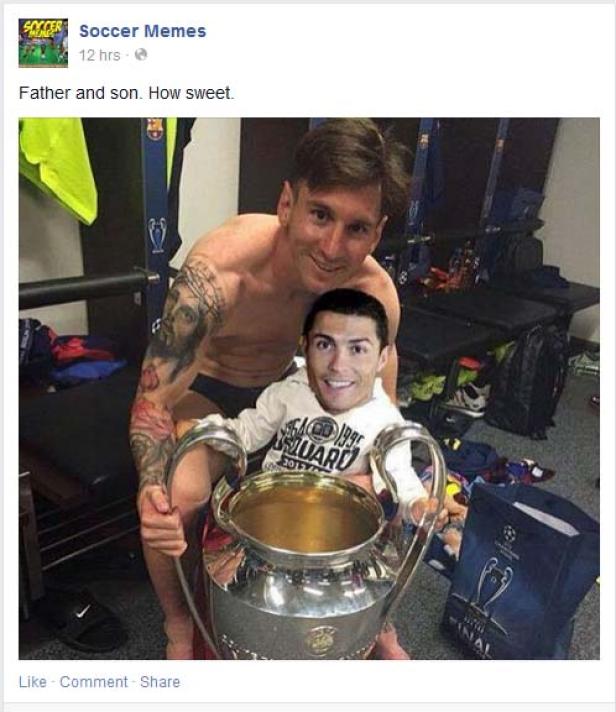 Lionel Messi hält einen verkleinerten Cristiano Ronaldo in einem Pokal.