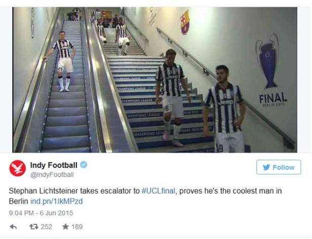 Mehrere Juventus-Spieler auf einer Rolltreppe vor dem Champions-League-Finale 2015 in Berlin.